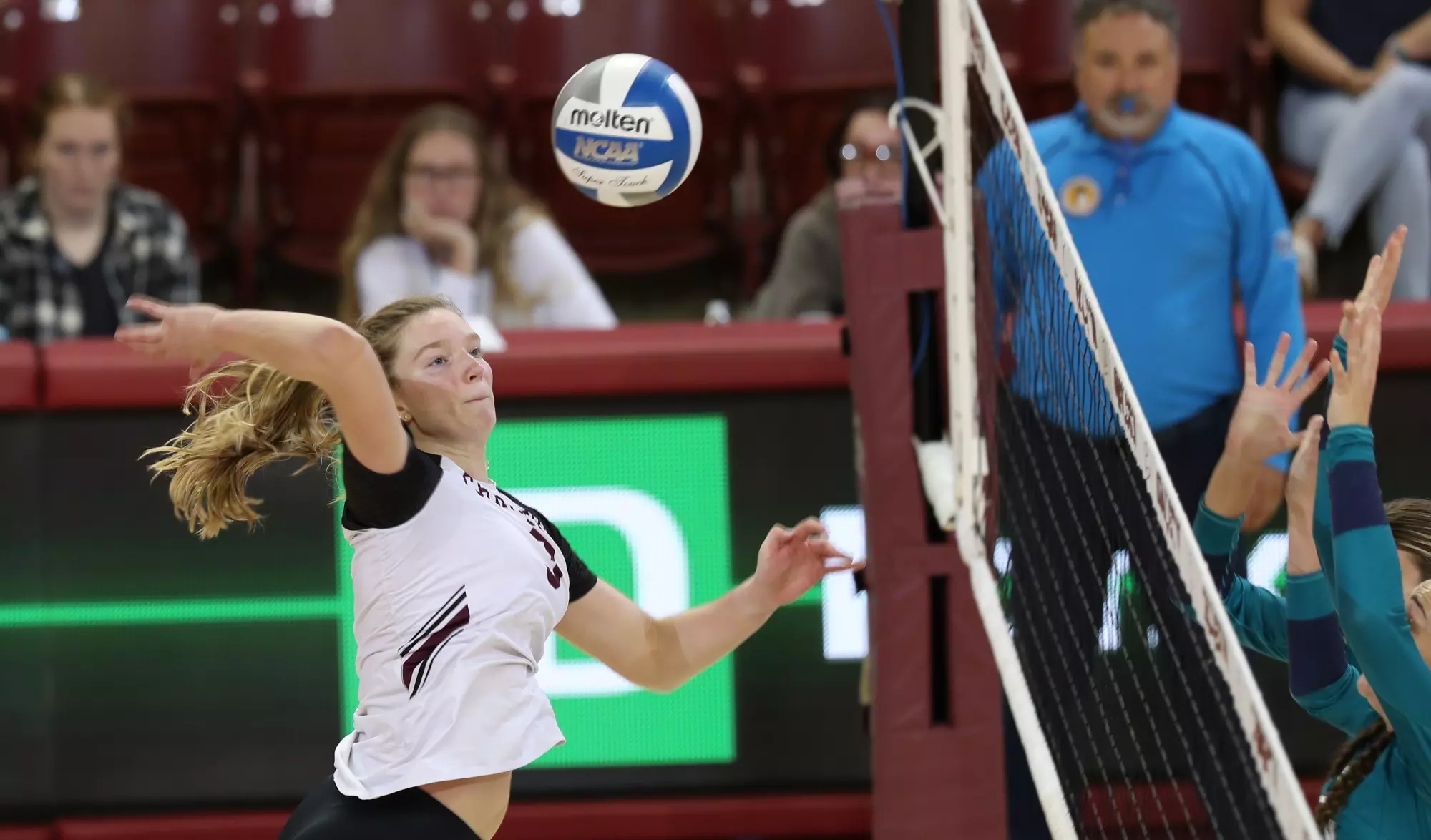 Charleston Takes Five Set Thriller Sunday College Of Charleston Athletics